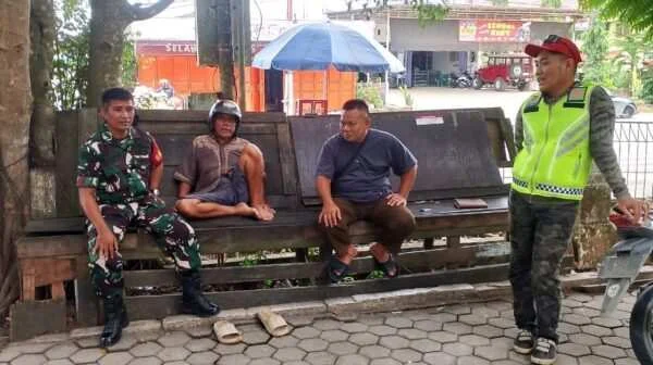 Melalui Komsos, Babinsa Bangun Komunikasi Dengan Warga