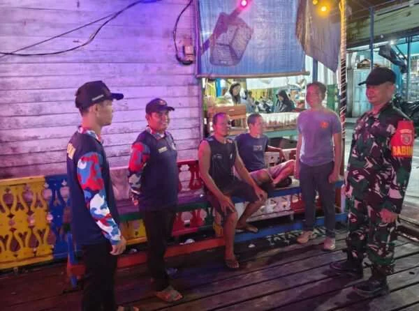 Wujudkan Lingkungan Yang Aman, Babinsa Bersama Warga Lakukan Siskamling