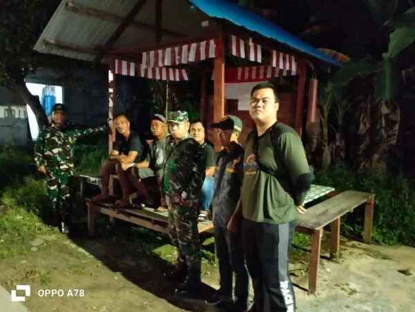 Pastikan Wilayah Binaan Aman, Babinsa Bersama Warga Lakukan Patroli Siskamling