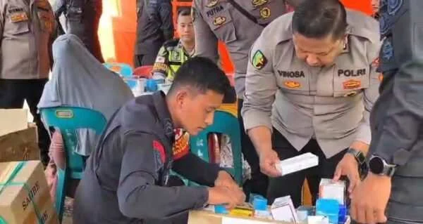 Dari Posko hingga Pintu Rumah, Polri Hadir Pastikan Layanan Kesehatan Warga Terdampak Bencana di Kala Segi Aceh Tengah