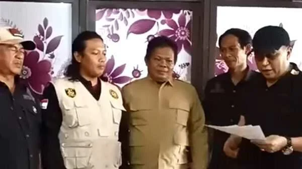 Robi Irawan Wiratmoko Serahkan SK Ketua DPC LIN Bojonegoro kepada Ahmad Muhajirin