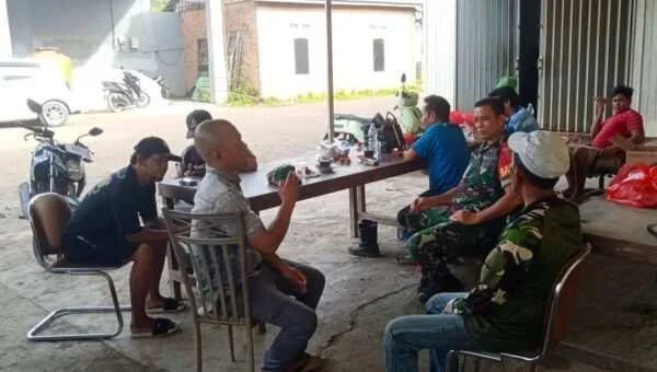 Melalui komsos Babinsa Dan Warga Bangun Komunikasi Harmonis