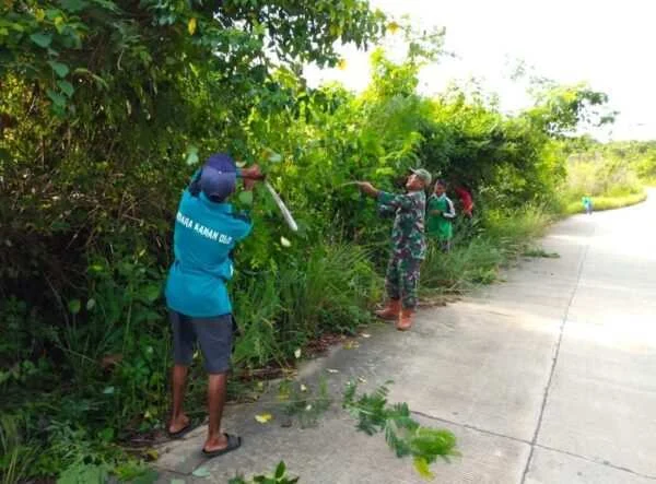 Wujudkan Lingkungan yang Bersih Dan Sehat, Babinsa Bersama Warga Kompak Lakukan Gotong Royong