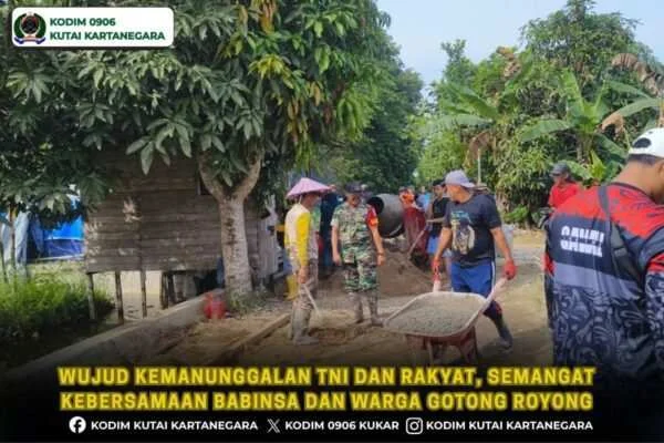 Wujud Kemanunggalan TNI dan Rakyat, Semangat Kebersamaan Babinsa dan Warga Gotong Royong Cor Jalan Tempat Ibadah