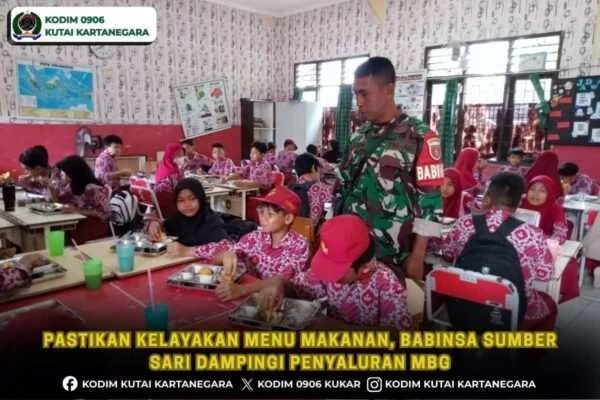 Pastikan Kelayakan Menu Makanan, Babinsa Sumber Sari Dampingi Penyaluran MBG