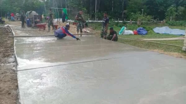 Semangat Gotong Royong Warnai Pengerjaan Semenisasi Jalan di Kampung Linggang Amer