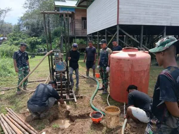Dan SSK TMMD Wiltas Ke-127 Pimpin Tahap Pengeboran Sumur Bor Bersama Warga di Kampung Tering Lama