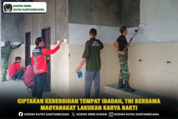 Ciptakan Kebersihan Tempat Ibadah, TNI Bersama Masyarakat Lakukan Karya Bakti
