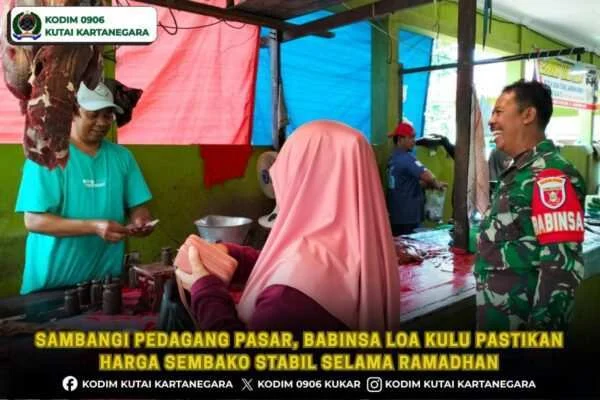 Sambangi Pedagang Pasar, Babinsa Loa Kulu Pastikan Harga Sembako Stabil Selama Ramadhan