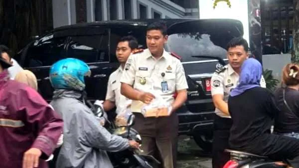 Rutan Bangil Bagikan Ratusan Takjil kepada Masyarakat di Bulan Ramadan