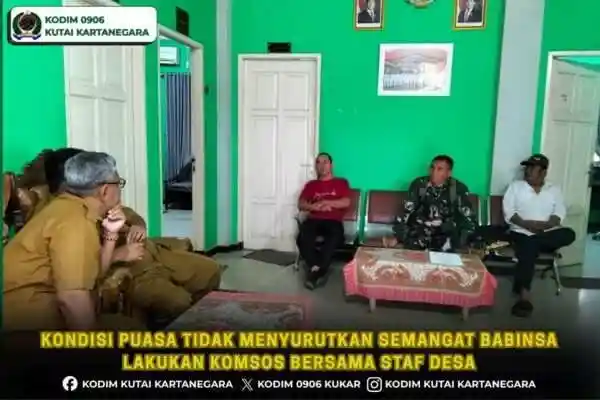 Kondisi Puasa Tidak Menyurutkan Semangat Babinsa Lakukan Komsos Bersama Staf Desa