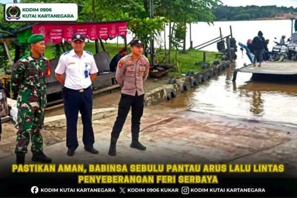 Pastikan Aman, Babinsa Sebulu Pantau Arus Lalu Lintas Penyeberangan Feri Serbaya