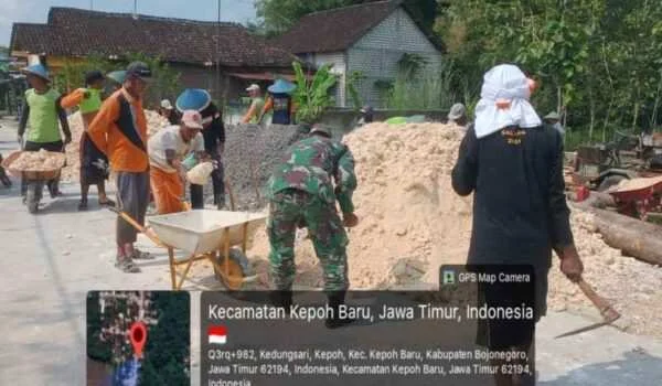 Permudah Dropping Material Pembangunan Jembatan Beton, Babinsa Kepohbaru Bojonegoro dan Warga Dusun Bakalan Perbaiki Jalan