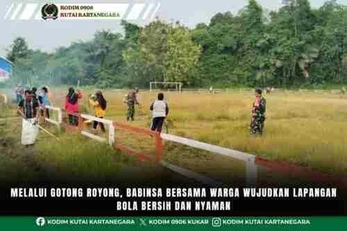 Melalui Gotong Royong, Babinsa Bersama Warga Wujudkan Lapangan Bola Bersih dan Nyaman