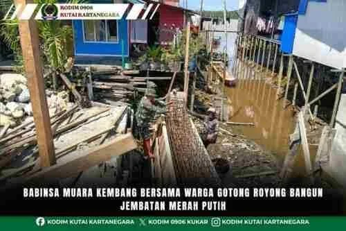 Babinsa Muara Kembang Bersama Warga Gotong Royong Bangun Jembatan Merah Putih