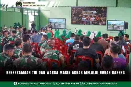 Kebersamaan TNI Dan Warga Makin Akrab Melalui Nobar Bareng