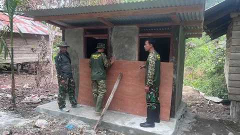Dansatgas TMMD Ke-130 Tinjau Pembangunan MCK Kampung Yamboi Yang Hampir Rampung