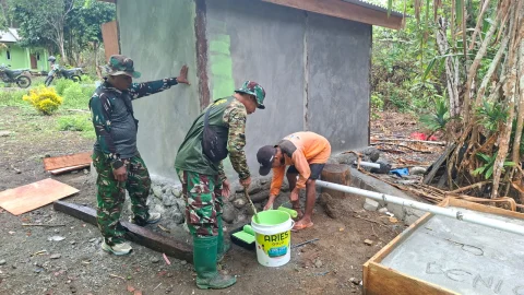 Satgas TMMD Ke-130 Mulai Laksanakan Pengecatan Dinding MCK: Tahap Finishing Semakin Dekat