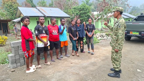 Satgas TMMD Ke-130 Kenalkan Peluang Jadi Prajurit TNI AD kepada Pemuda Yamboi Gunung