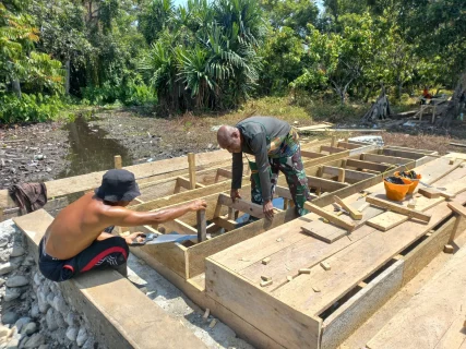 Dedikasi Perwira Kodim Mansel : Bantu Bangun Jembatan Bersama Warga