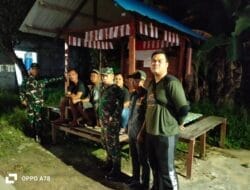 Pastikan Wilayah Binaan Aman, Babinsa Bersama Warga Lakukan Patroli Siskamling