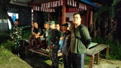 Pastikan Wilayah Binaan Aman, Babinsa Bersama Warga Lakukan Patroli Siskamling