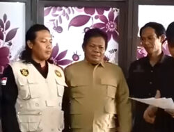 Robi Irawan Wiratmoko Serahkan SK Ketua DPC LIN Bojonegoro kepada Ahmad Muhajirin