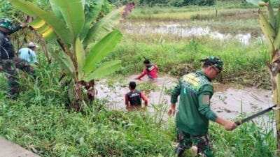 Cegah Banjir dan Luapan Air, Tiga Pilar Bersama Warga Kompak Gotong Royong Bersihkan Drainase