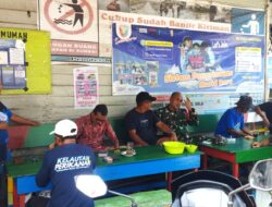 Babinsa Muara Muntai Ilir Pastikan Wilayah Binaan Aman, Lakukan Komsos di Warung Kopi