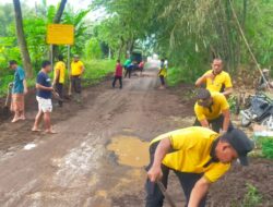 Polsek Winongan Bersama Warga Gelar Bakti Sosial Bersihkan Lumpur Pascabanjir di Desa Prodo