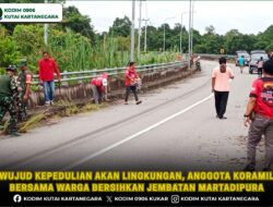 Wujud Kepedulian Akan Lingkungan, Anggota Koramil Bersama Warga Bersihkan Jembatan Martadipura