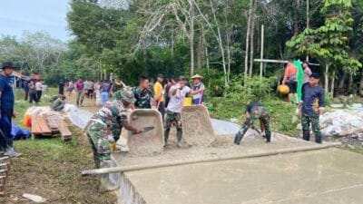 Hari Ke-5, Satgas TMMD Ke-127 dan Warga Terus Kebut Pengecoran Jalan di Linggang Amer