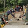Dan SSK Kapten Inf Firdaus Turun Langsung Bantu Semenisasi Jalan di Kampung Linggang Amer