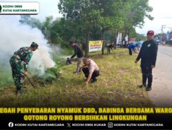 Cegah Penyebaran Nyamuk DBD, Babinsa Bersama Warga Gotong Royong Bersihkan Lingkungan