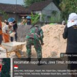 Permudah Dropping Material Pembangunan Jembatan Beton, Babinsa Kepohbaru Bojonegoro dan Warga Dusun Bakalan Perbaiki Jalan