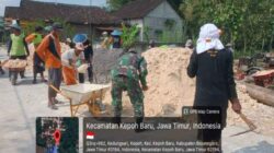 Permudah Dropping Material Pembangunan Jembatan Beton, Babinsa Kepohbaru Bojonegoro dan Warga Dusun Bakalan Perbaiki Jalan