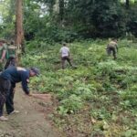 Serentak, Babinsa Kodim Bojonegoro Ikuti Kerja Bakti Pembersihan Lingkungan