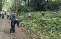 Serentak, Babinsa Kodim Bojonegoro Ikuti Kerja Bakti Pembersihan Lingkungan
