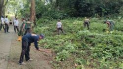 Serentak, Babinsa Kodim Bojonegoro Ikuti Kerja Bakti Pembersihan Lingkungan