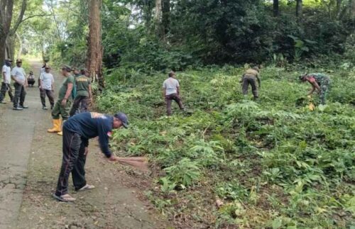 Serentak, Babinsa Kodim Bojonegoro Ikuti Kerja Bakti Pembersihan Lingkungan