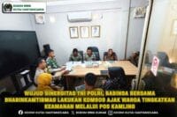 Wujud Sinergitas TNI Polri, Babinsa Bersama Bhabinkamtibmas Lakukan Komsos Ajak Warga Tingkatkan Keamanan Melalui Pos Kamling