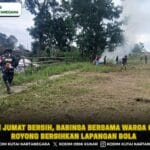 Melalui Jumat Bersih, Babinsa Bersama Warga Gotong Royong Bersihkan Lapangan Bola