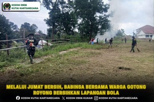 Melalui Jumat Bersih, Babinsa Bersama Warga Gotong Royong Bersihkan Lapangan Bola