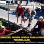 Wujud Kekompakan, Babinsa dengan Warga Gotong Royong Perbaiki Jalan