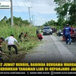 Semangat Jumat Bersih, Babinsa Bersama Warga Gotong Royong Bersihkan Tanaman Liar di Sepanjang Jalan Desa