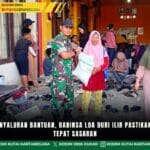 Kawal Penyaluran Bantuan, Babinsa Loa Duri Ilir Pastikan Bantuan Tepat Sasaran