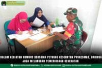 Dalam kegiatan komsos bersama petugas kesehatan Puskesmas, Babinsa juga melakukan pemeriksaan kesehatan