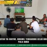 Jalin Kedekatan TNI-Rakyar, Koramil Tenggarong Gelar Nobar Gembira Piala Dunia