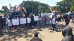 Warga Konarom Barat Desak Bupati Copot Sangadi, Dugaan Perselingkuhan Jadi Sorotan