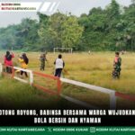Melalui Gotong Royong, Babinsa Bersama Warga Wujudkan Lapangan Bola Bersih dan Nyaman